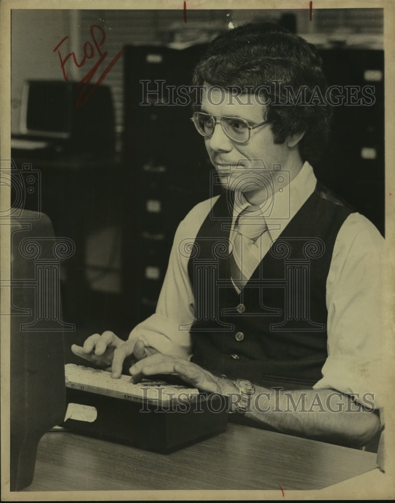 1978 Press Photo Jim Hutton, Assistant Sports News Editor - sas11349 - Historic Images