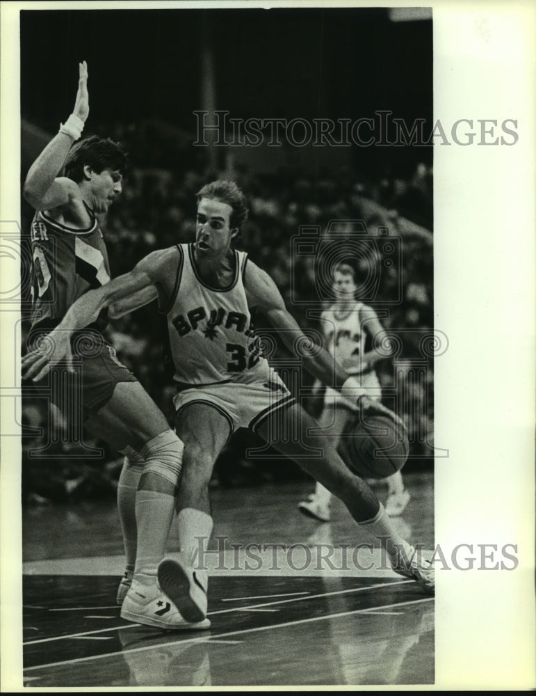 1985 Press Photo Marc Iavaroni, San Antonio Spurs Basketball Player at Game - Historic Images