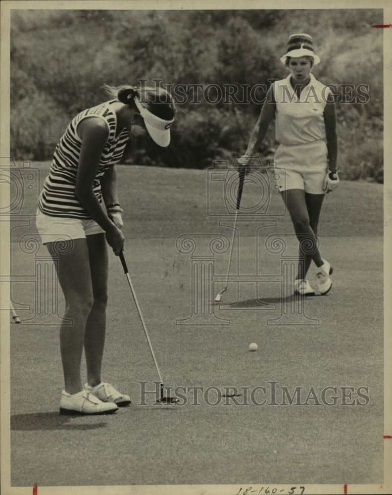 1974 Press Photo Golfers Brenda Goldsmith and Betty Jean Carmack Putt on Green - Historic Images