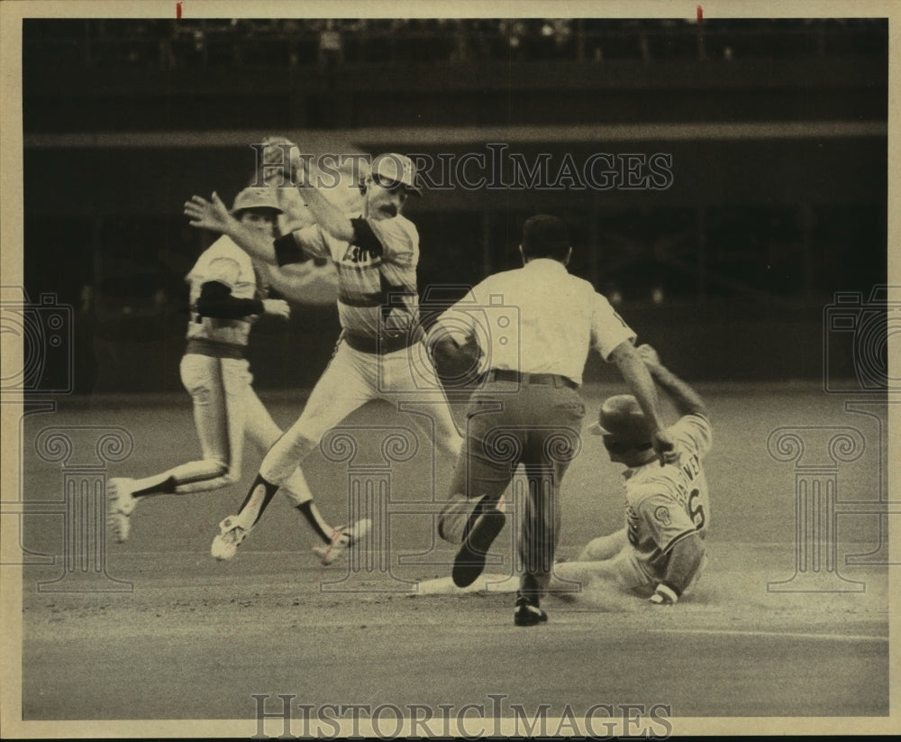 1981 Press Photo The Astros and Dodgers play Major League Baseball - sas11611- Historic Images