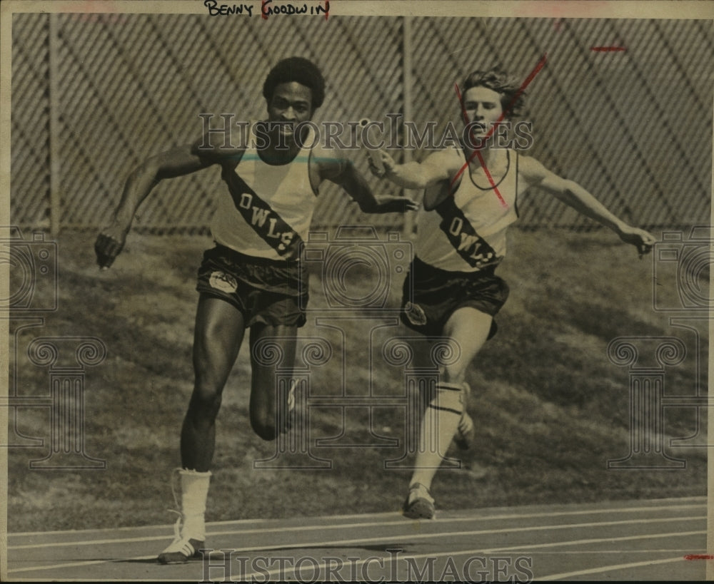 1975 Press Photo Highlands Track Relay Runners Benny Goodwin and Doug Seals - Historic Images