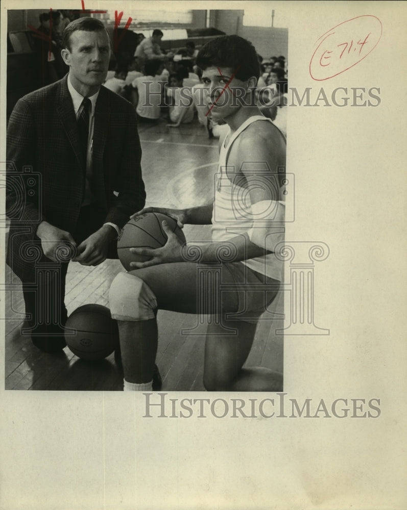 1969 Press Photo Burbank Basketball Coach John Hunt With Player Arthur Guzman - Historic Images
