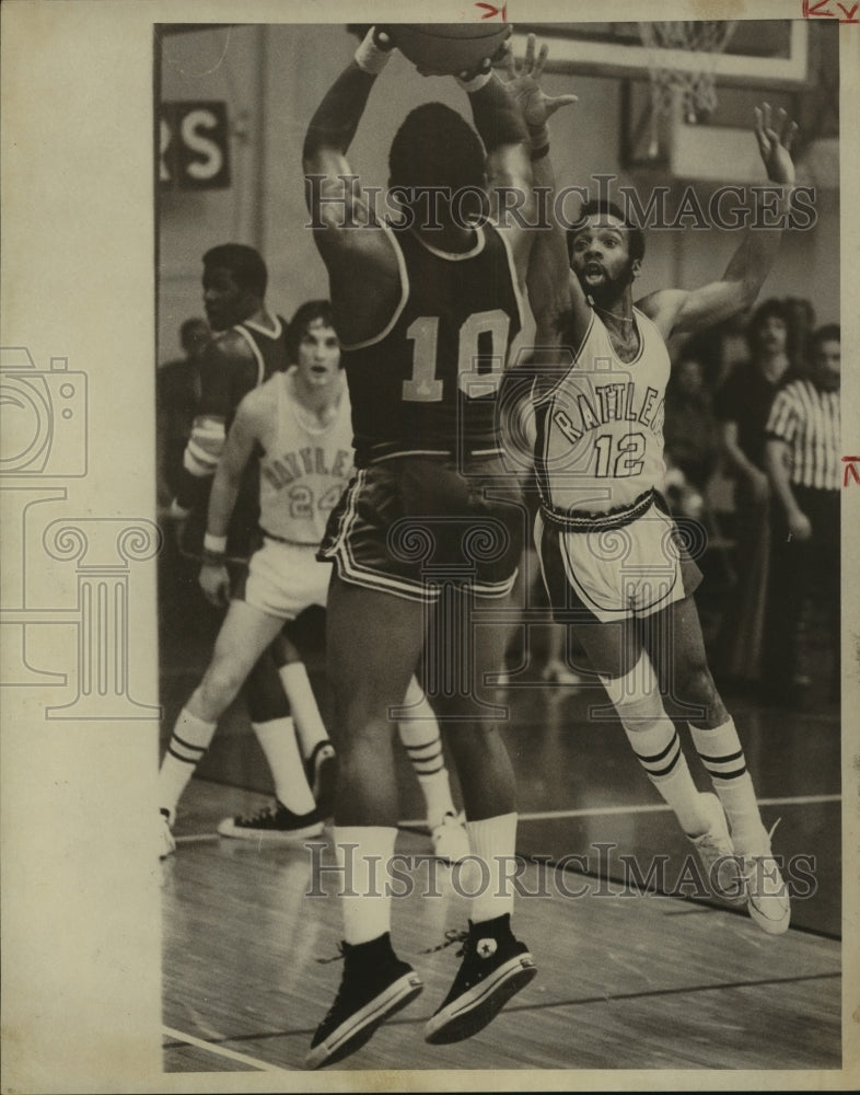 Press Photo George Harris, Basketball Player at Rattlers Game - sas11924- Historic Images