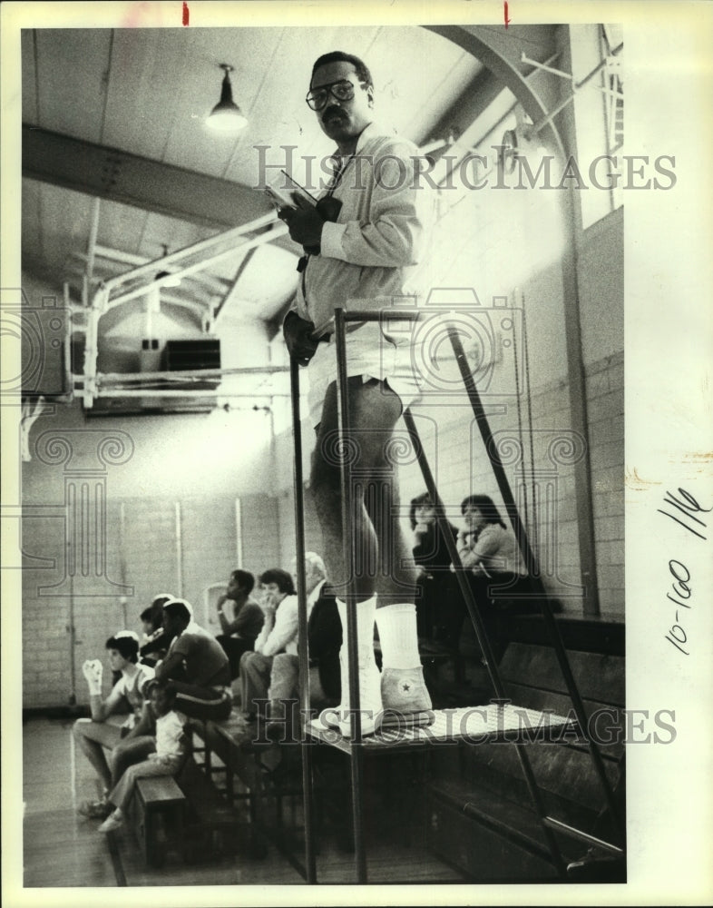 1983 Press Photo James Harris, Incarnate Word College Basketball Coach-Historic Images
