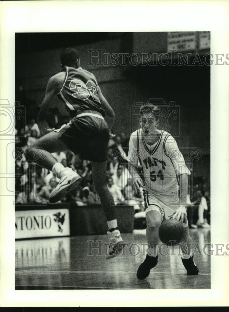 1994 Press Photo Jay Poerner, Taft High School Basketball Player at Holmes Game - Historic Images