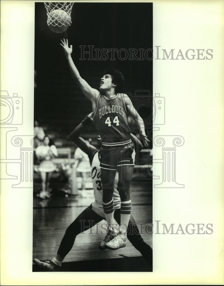 1986 Press Photo Peter Saenz, Burbank Basketball Player at Highlands Game - Historic Images