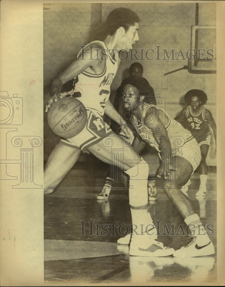 1981 Press Photo Kevin Blount, Memorial High School Basketball Player at Game-Historic Images