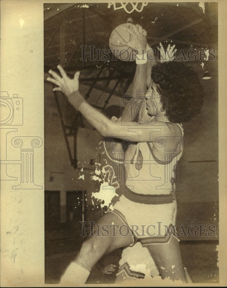 Press Photo Jaime DeHoyos, Memorial Basketball Player at Game - sas12121 - Historic Images