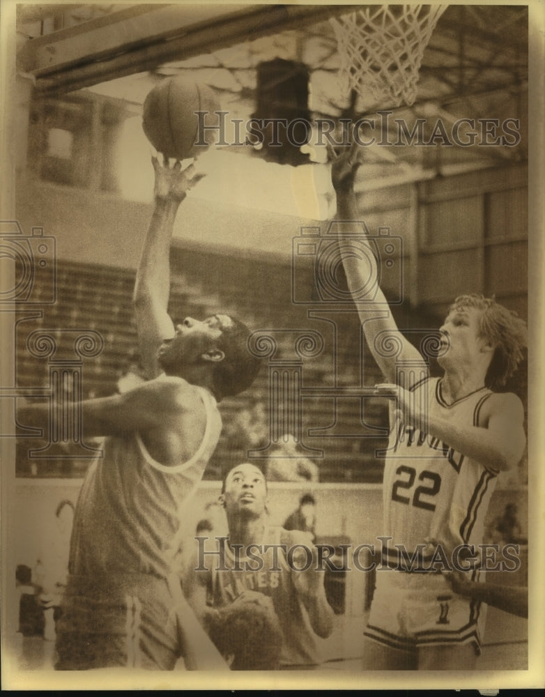 Press Photo Jake Smith, Irving Basketball Player at Alamo Gym Yates Game- Historic Images