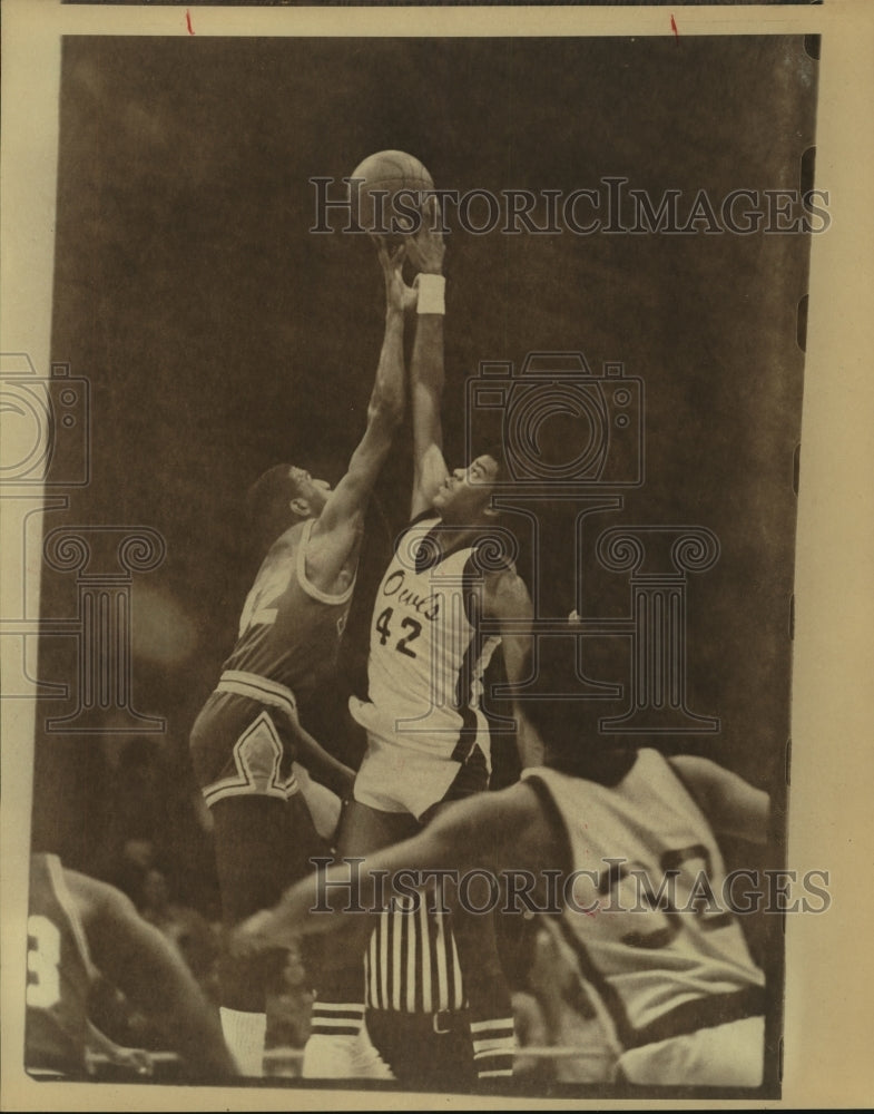 1982 Press Photo Houston and Highlands High School Basketball Players at Game - Historic Images