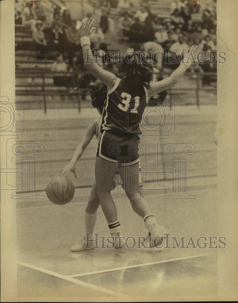1982 Press Photo Yvette Buentello, Marshall High School Basketball Player - Historic Images