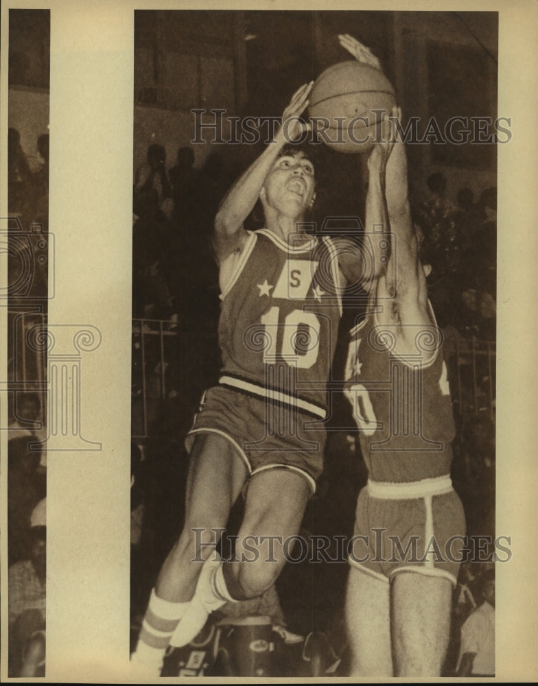 Press Photo Joey Vasquez, Burbank High School Basketball Player at Game - Historic Images