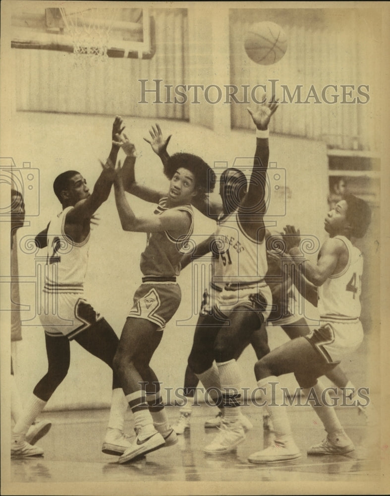1982 Press Photo Houston and Fox Tech High School Basketball Players at Game- Historic Images