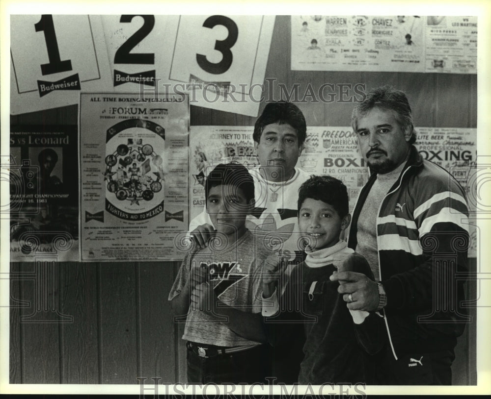 1988 Press Photo Tony Hernandez, Boxing Coach with Young Boxers at Larzamoza Gym- Historic Images