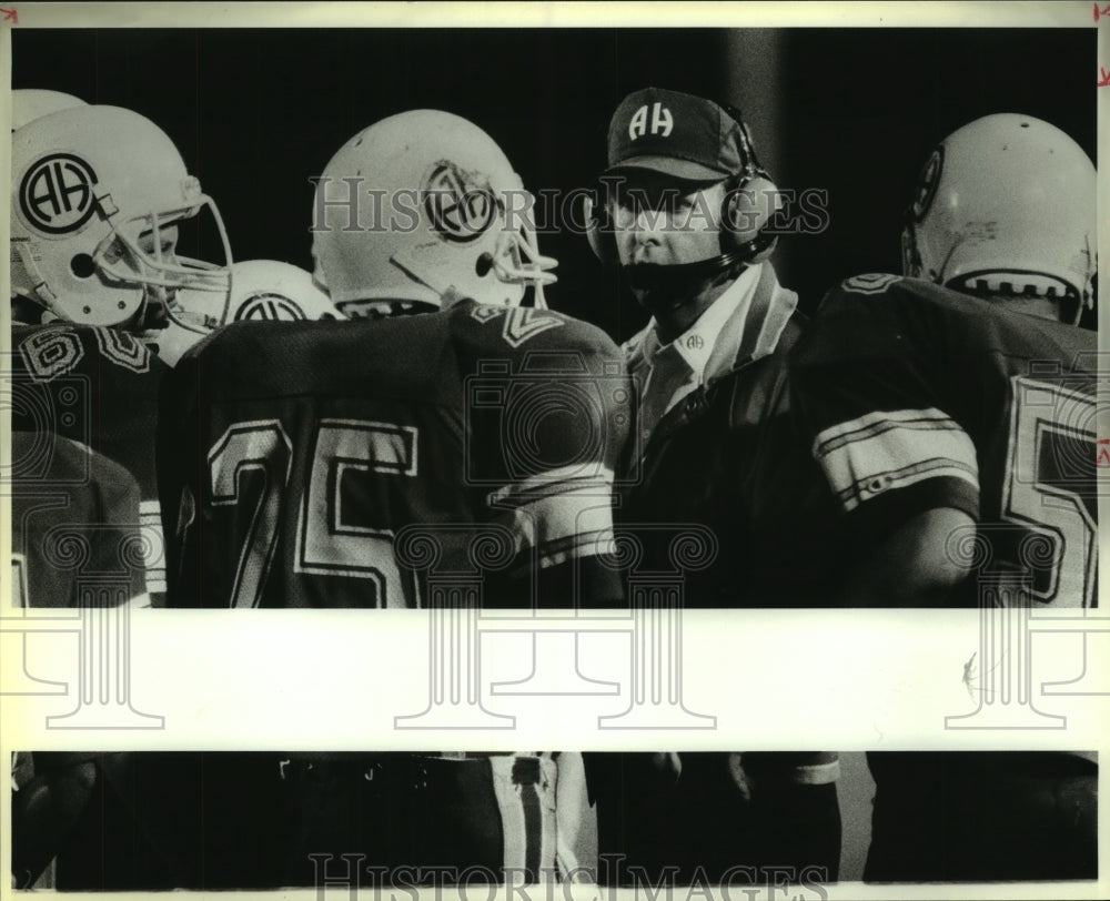 1986 Press Photo Ralph Harris, Alamo Heights Football Coach with Players - Historic Images