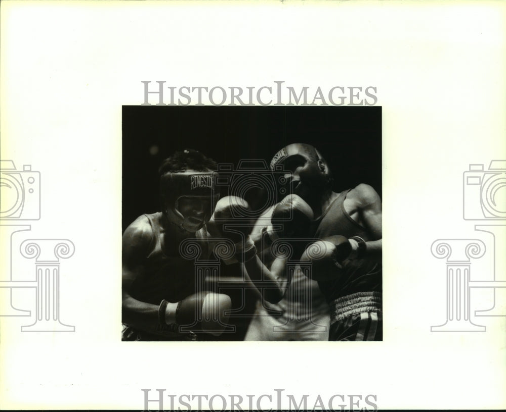 1993 Press Photo Boxers Danny Flores and Robert Jaramillo at Golden Gloves Bout-Historic Images