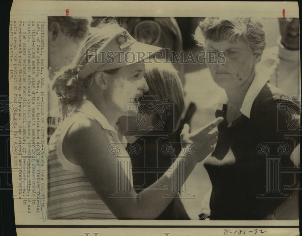 1974 Press Photo Golfer Brenda Anne Goldsmith with By Standers at Match - Historic Images