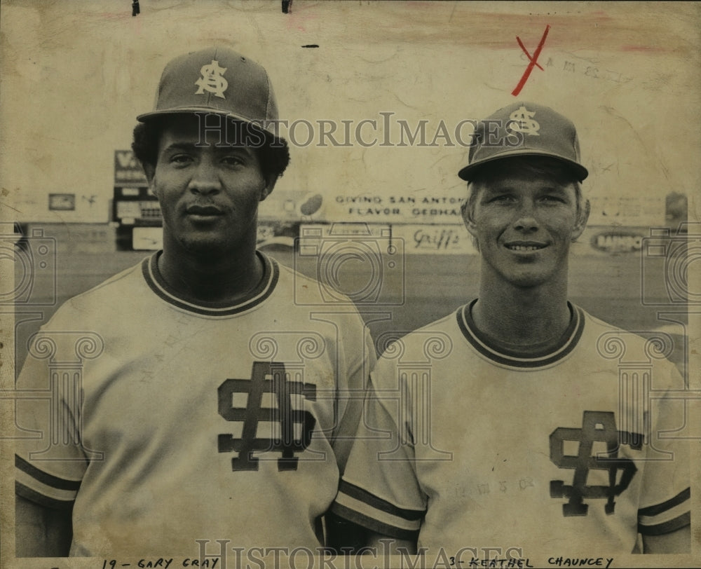 1975 Press Photo Gary Gray and Keathel Chauncey, San Antonio Baseball Players-Historic Images