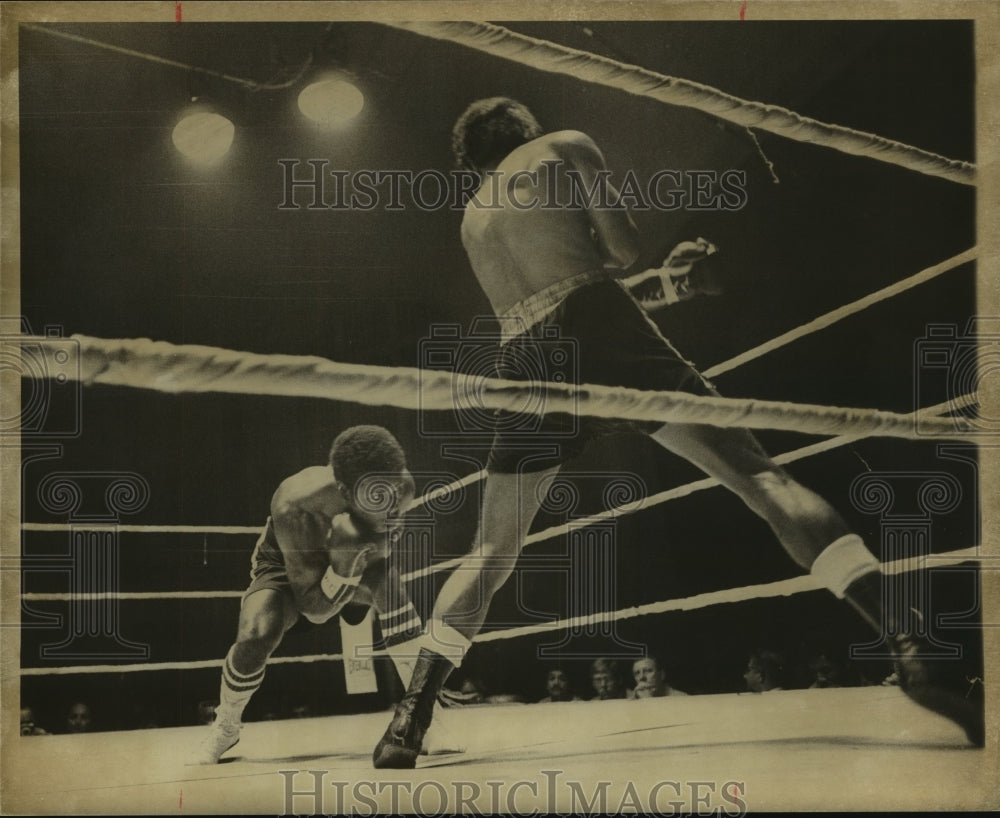 Press Photo Boxer Kid Chocolate Ducks Punch in the Ring - sas12398- Historic Images