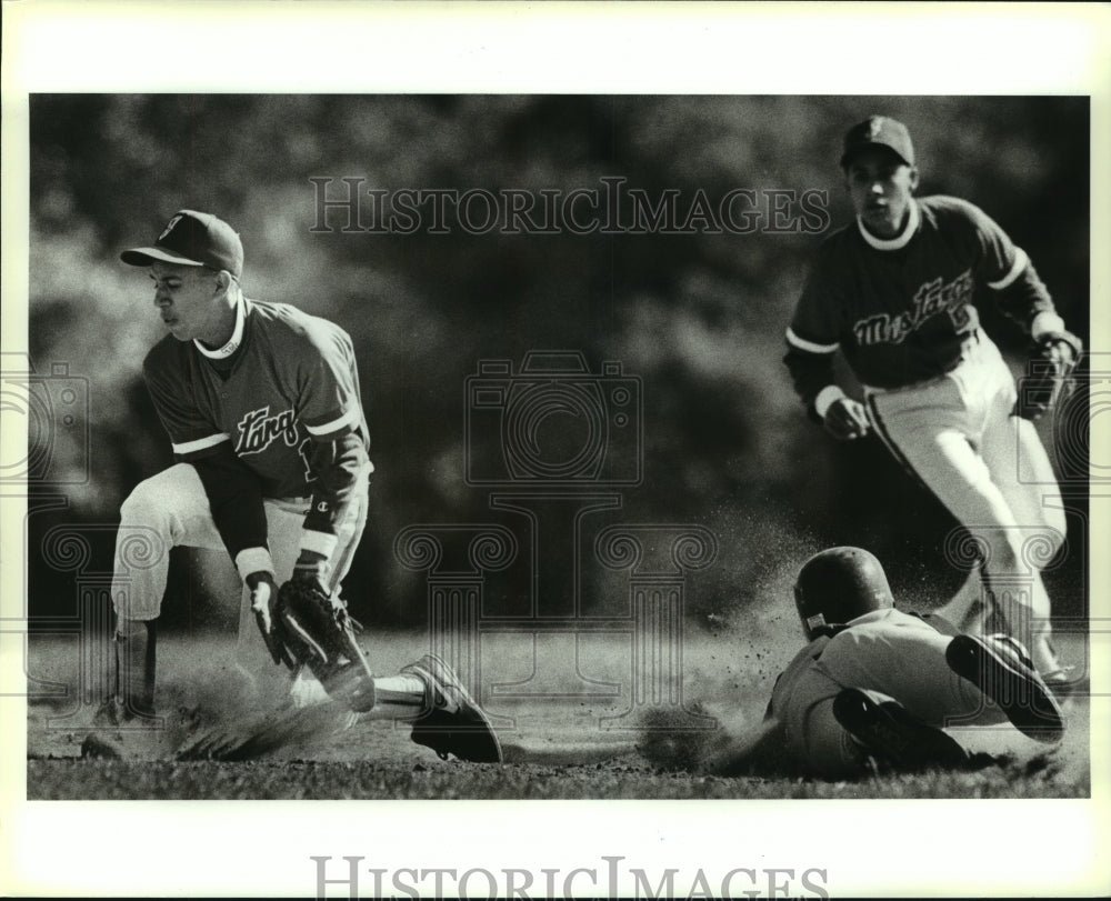 1990 Press Photo Highlands and Jefferson High School Baseball Players at Game- Historic Images