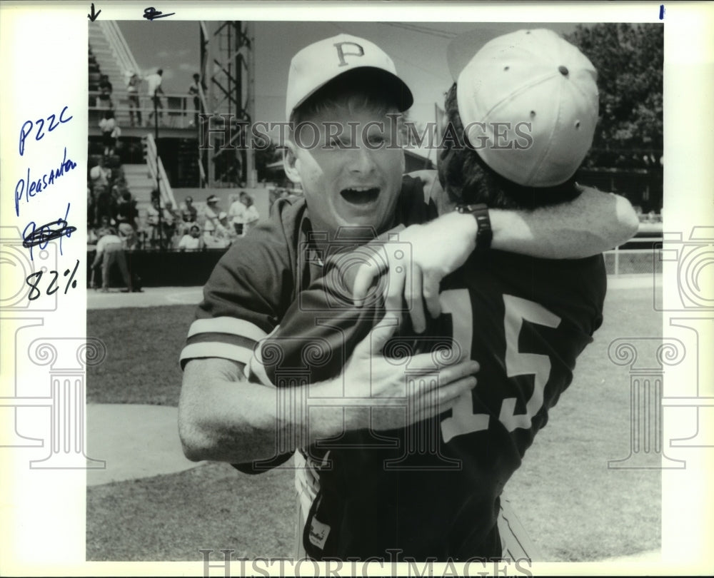 1990 Press Photo Pleasanton High School Baseball Players at Austin Anderson Game- Historic Images
