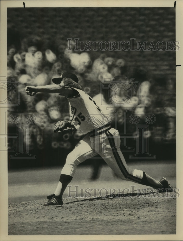 1975 Press Photo Baseball Pitcher Throws Ball on Mound - sas12645 - Historic Images