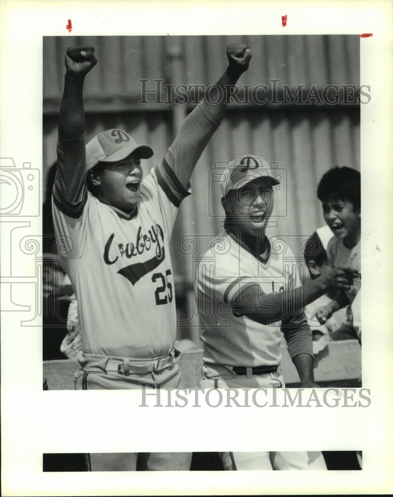 1991 Press Photo D&#39;Hanis High baseball players celebrate in the dugout - Historic Images