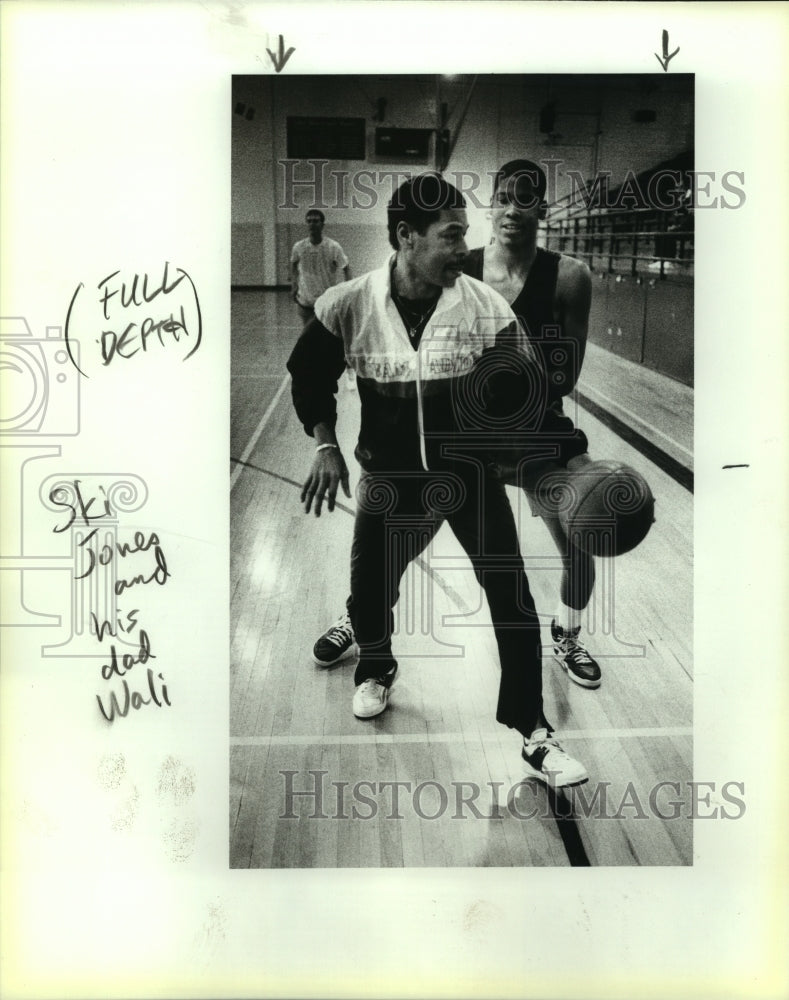 1989 Press Photo Wali Jones, Former Professional Basketball Player with Son Ski- Historic Images