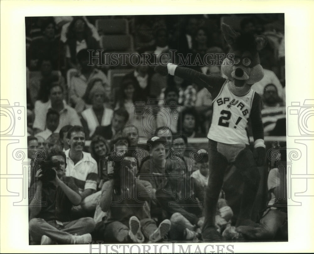 1990 Press Photo San Antonio Spurs Coyote Mascot at Minnesota Game - sas12886- Historic Images