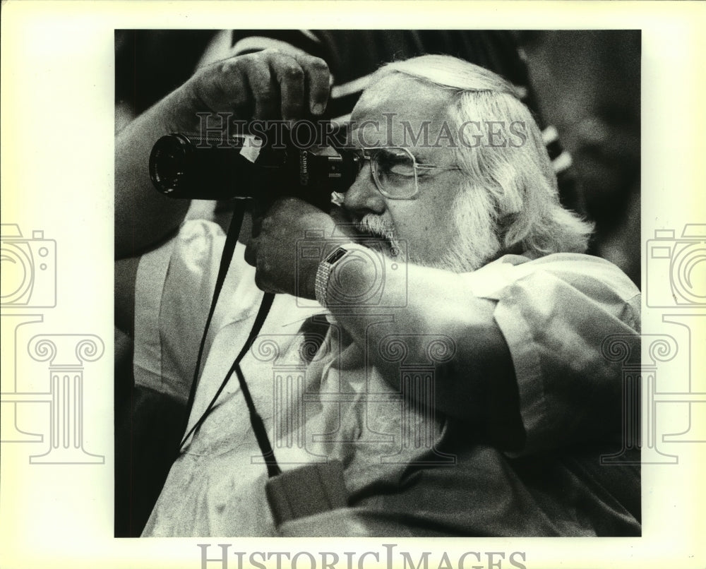 1990 Press Photo Sal Fantasia, Photographer at San Antonio Spurs Basketball Game - Historic Images