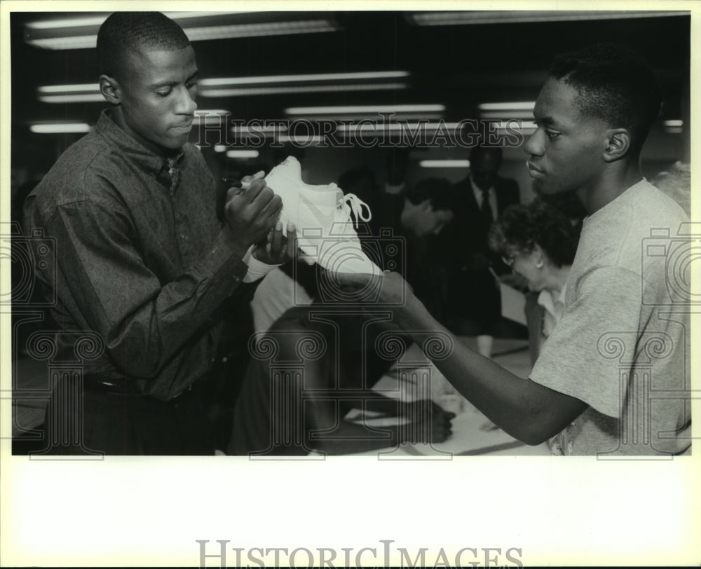 1989 Press Photo Vernon Maxwell, San Antonio Spurs Basketball Player at School- Historic Images