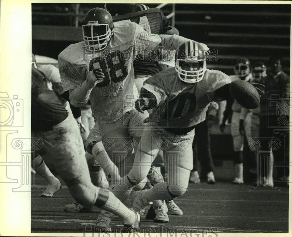 Press Photo Football player Whit Taylor in action - sas12916 - Historic Images