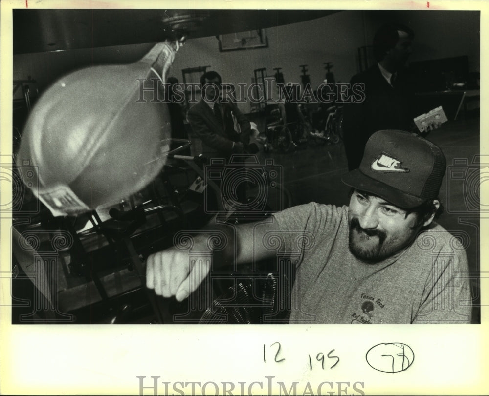 1984 Press Photo Football player Gabe Rivera rehabs in a gym - sas12923 - Historic Images