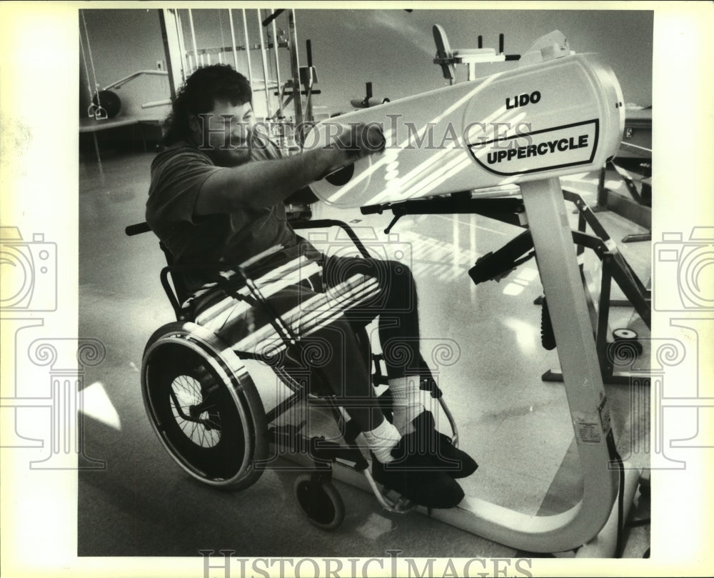 1993 Press Photo Former football star Gabe Rivera works out in San Antonio- Historic Images