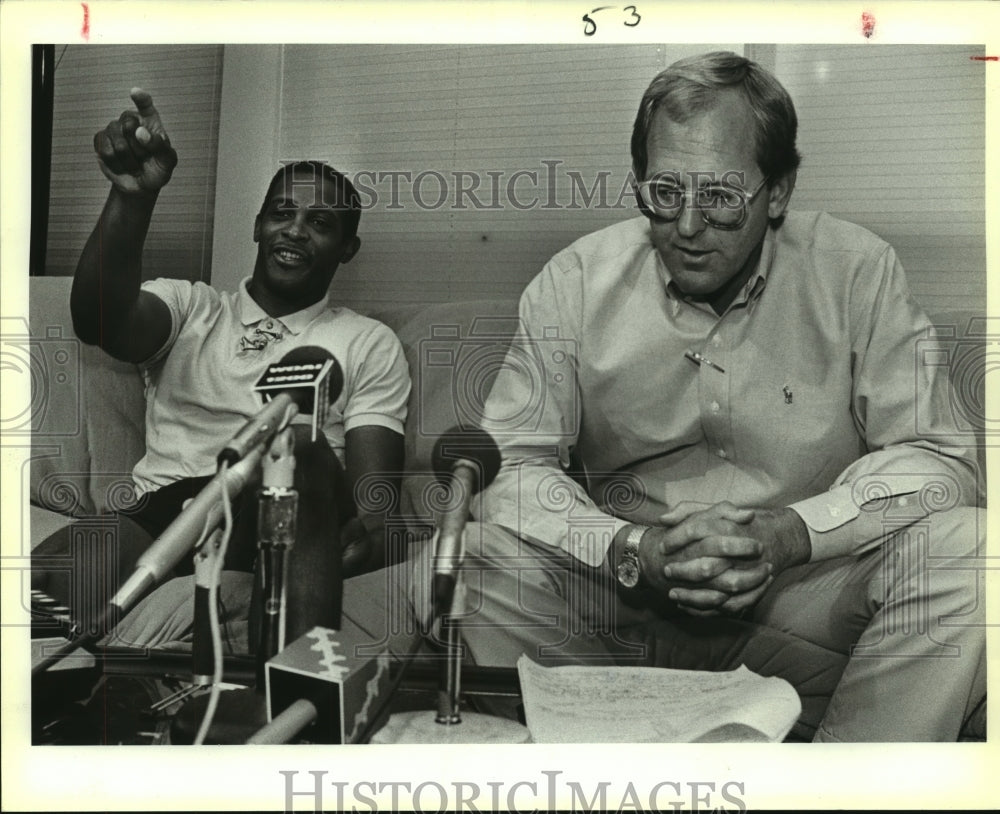 1988 Press Photo Spurs basketball player Alvin Robertson with his agent - Historic Images