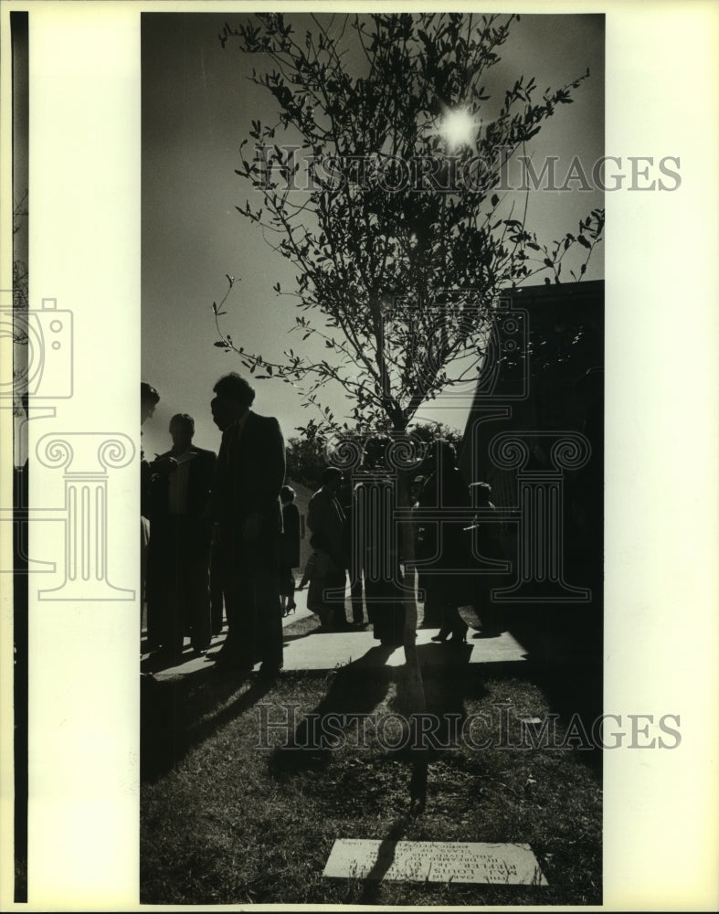 1985 Press Photo Tree Planters at 'Dutch' Rietler Monument MacArthur High School- Historic Images