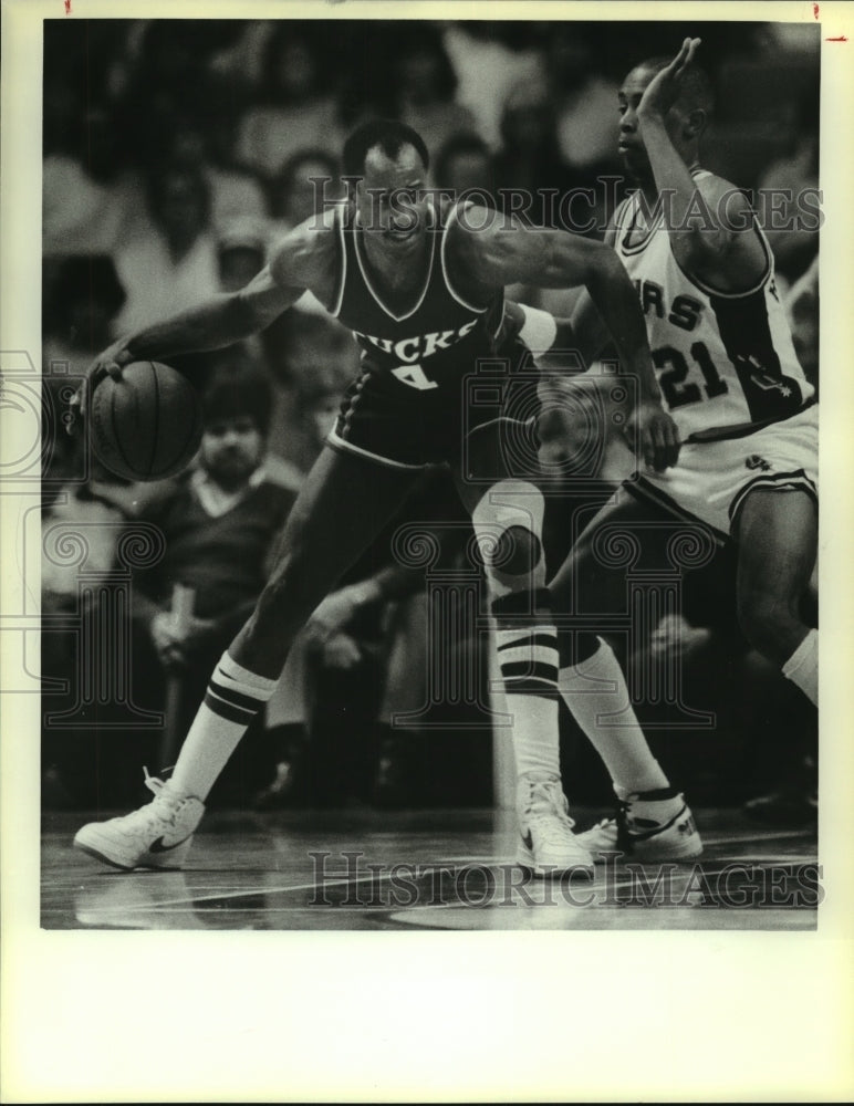 1986 Press Photo Sidney Moncrief (Bucks), Robertson (Spurs) play an NBA game - Historic Images