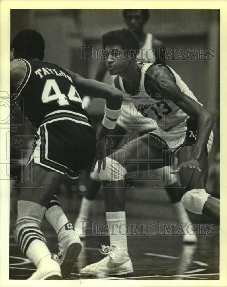 Press Photo Claude Riley &quot;The Crockett Rocket&quot;, Basketball Player at Game - Historic Images