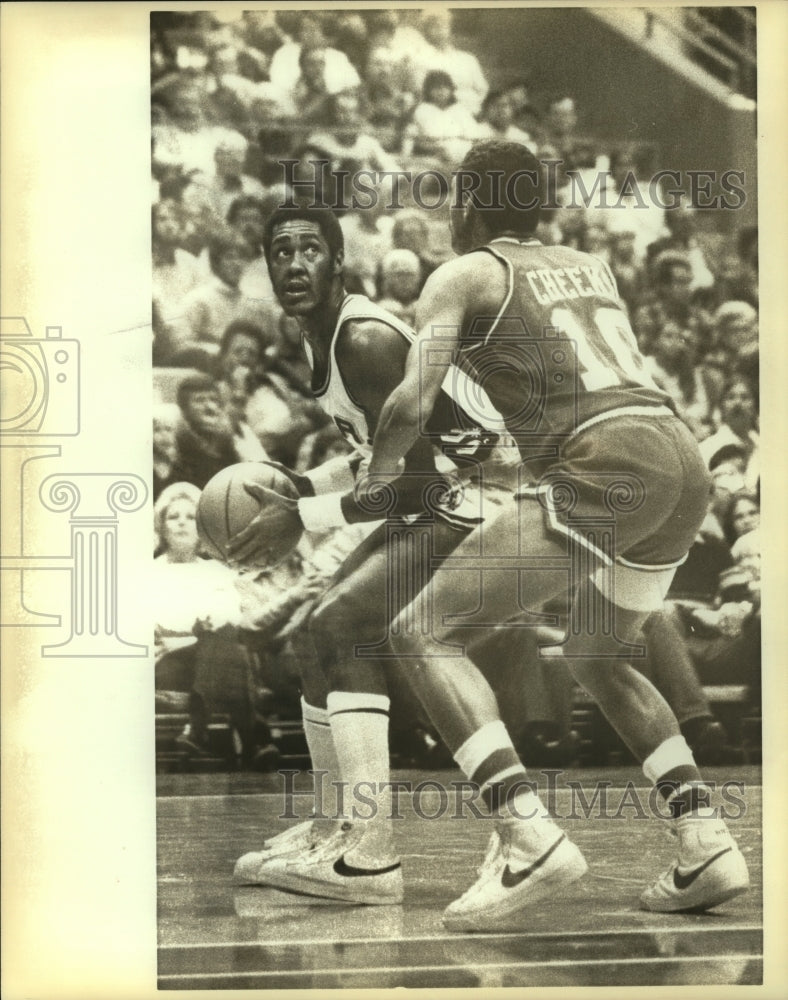 1982 Press Photo Johnny Moore, San Antonio Spurs Basketball Player at Game - Historic Images