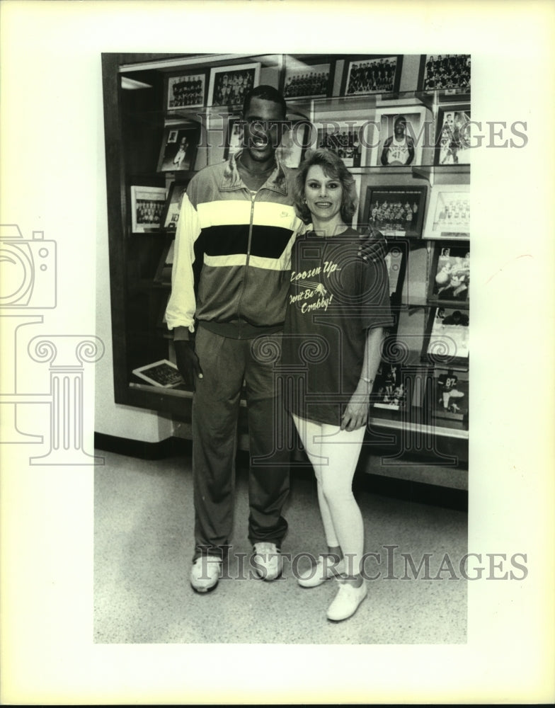 1992 Press Photo Johnny Moore, Basektball Player at Mental Health Event - Historic Images