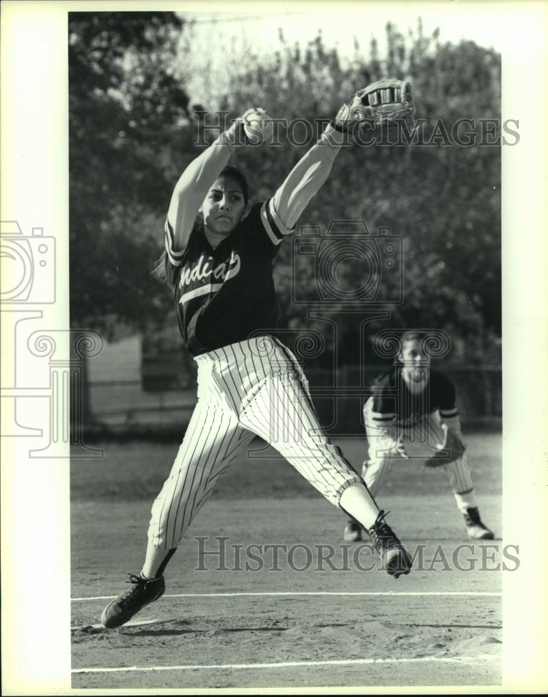 1994 Press Photo Gina Rodriguez Harlandale High School Fastpitch Softball Player - Historic Images