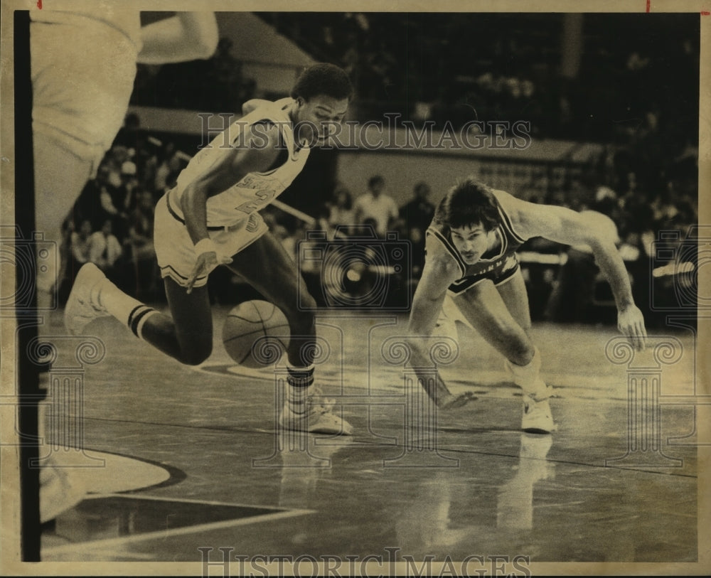 1981 Press Photo Basketball Players Kelvin Moore and Greg Skulman at Game - Historic Images