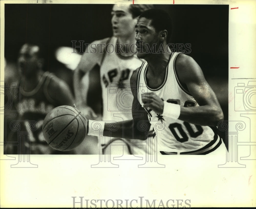 1984 Press Photo Johnny Moore, San Antonio Spurs Basketball Player - sas13543 - Historic Images