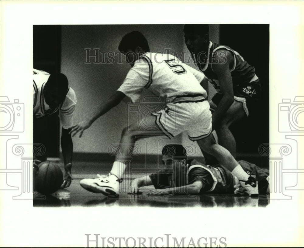 1993 Press Photo Highlands and Lee High School Basketball Players at Game - Historic Images