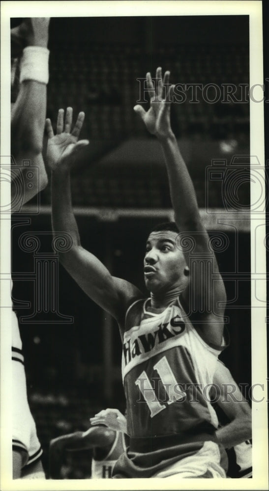 Press Photo Keith Edmonson, Hawks Basketball Player at Game - sas13615-Historic Images