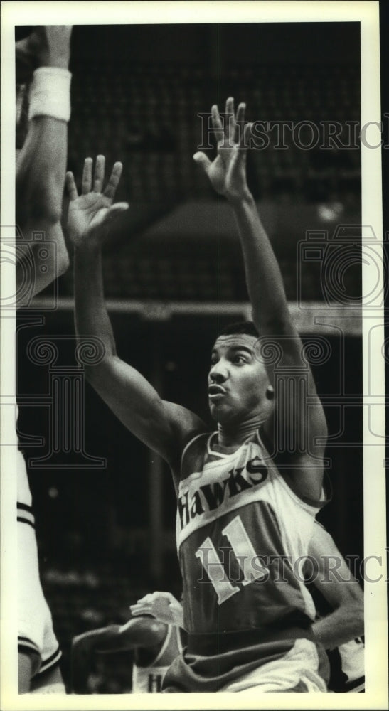 Press Photo Keith Edmonson, Hawks Basketball Player at Game - sas13615-Historic Images