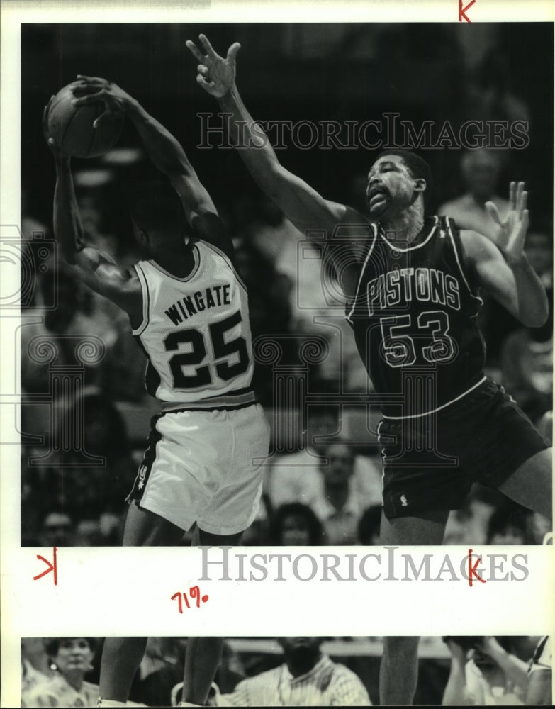 1991 Press Photo James Edwards, Detroit Pistons Basketball Player at Spurs Game- Historic Images