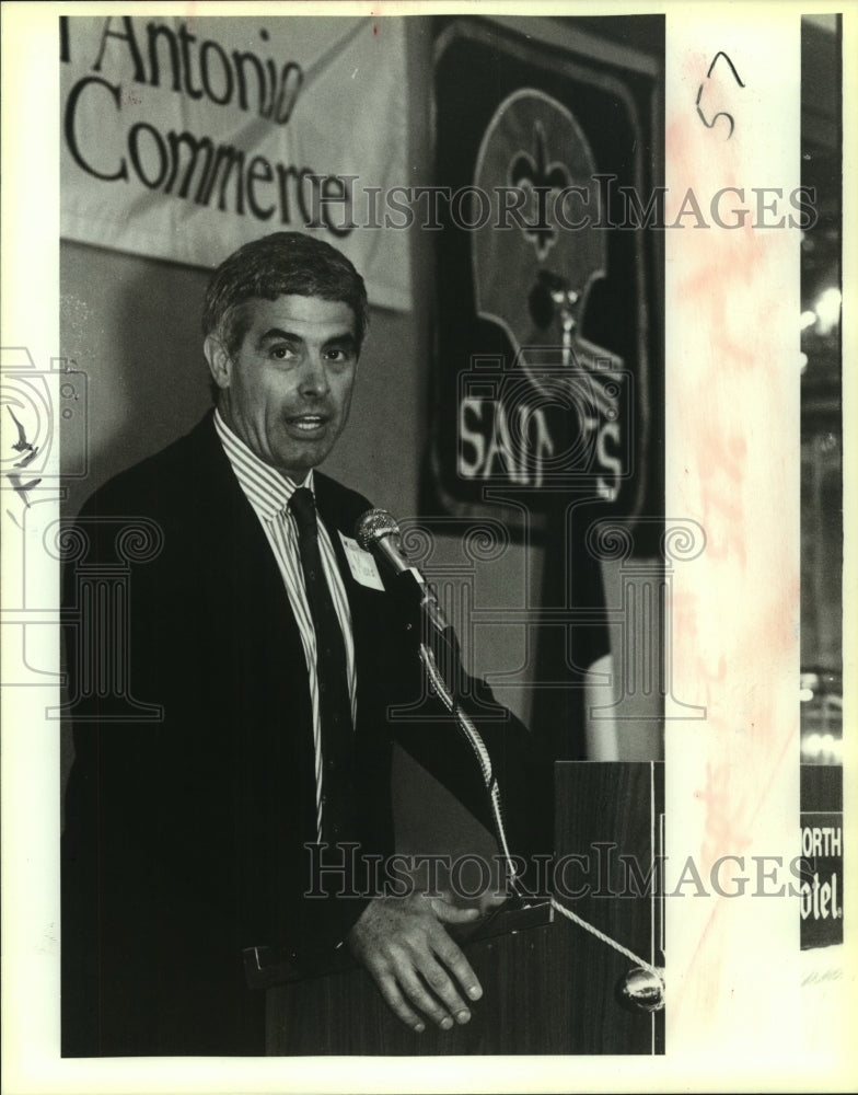 1988 Press Photo Jim Mora, Saints Football Coach at North Side Chamber - Historic Images