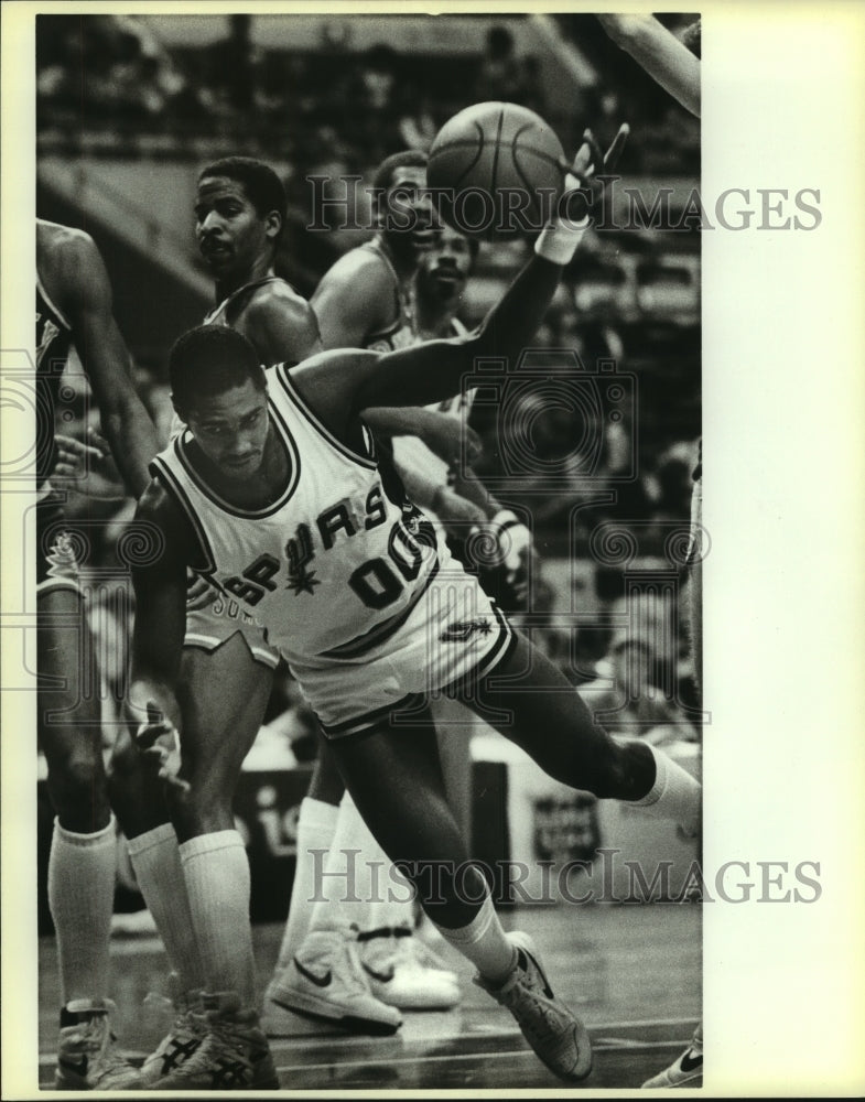 1985 Press Photo Johnny Moore, Spurs Basketball Player - sas13648 - Historic Images