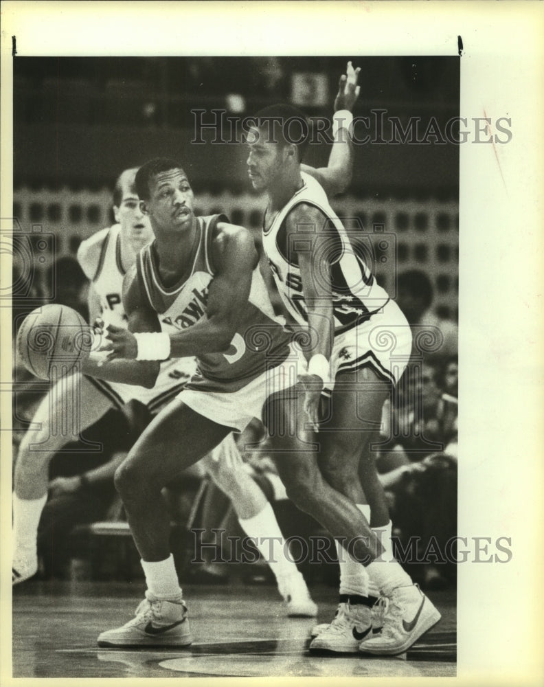 1984 Press Photo Johnny Moore, Spurs Basketball Player at Hawks Game - sas13654-Historic Images